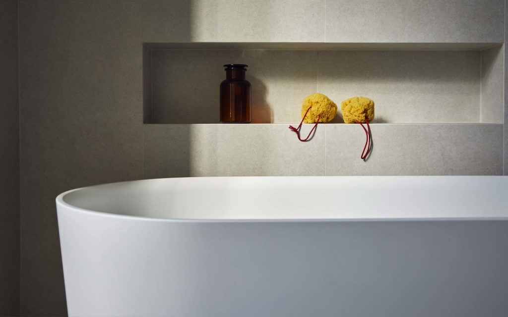 Salle de bains avec carrelage gris en grès cérame