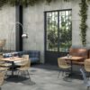 Terrasse de restaurant avec carrelage imitation béton Soft Concrete Hexagon gris