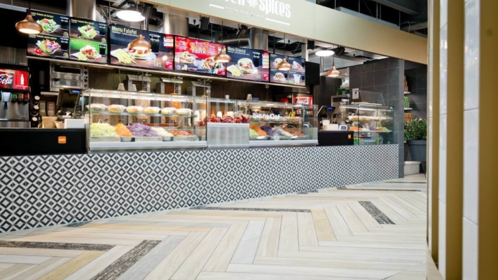 Carrelage posé à Genève Aéroport dans la zone publique. Carrelage et restaurant