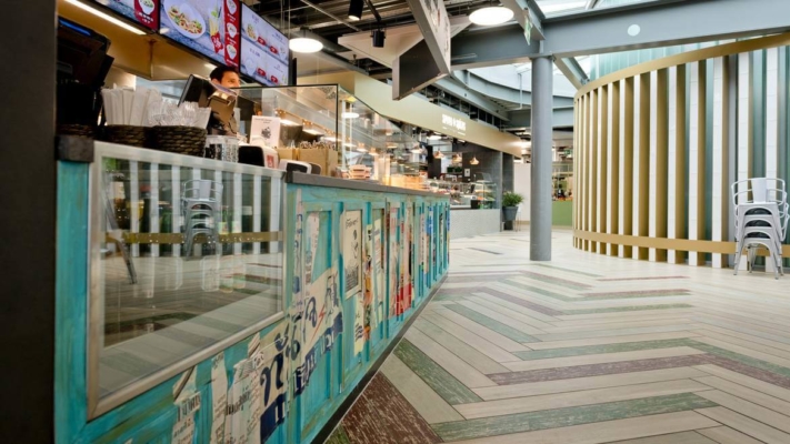 Carrelage posé à Genève Aéroport dans la zone publique. Carrelage posé au sol