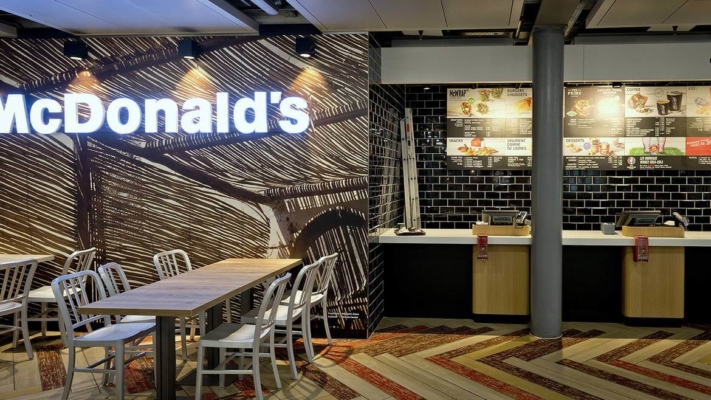 Carrelage posé à Genève Aéroport dans la zone publique. Carrelage pour restaurant. Hygiène et restaurant