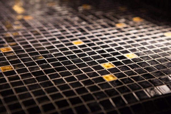 Détails de la mosaïque en gros plan. Carrelage noir et jaune