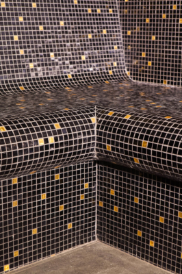 Hamman privée en carrelage, mosaïque, angle de banc, canton de Vaud