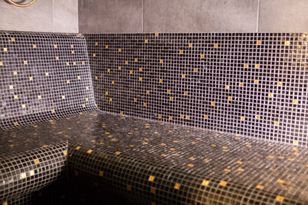 Hamman privée en carrelage, banc en mosaïque, canton de Vaud
