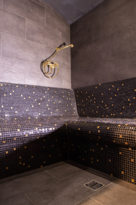 Hamman privée en carrelage, banc en mosaïque, jet d'eau et écoulement, canton de Vaud
