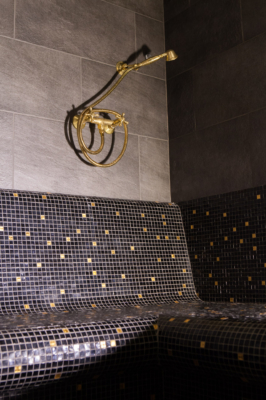Hamman privée en carrelage, banc mosaïque, sanitaire doré, canton de Vaud