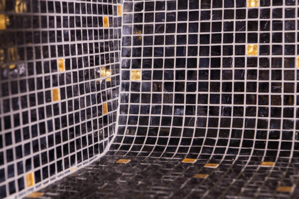 Hamman privée en carrelage, mosaïque, banc, canton de Vaud
