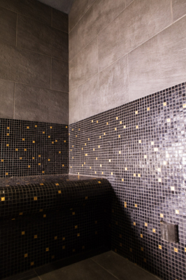 Hamman privée en carrelage, mosaïque, banc, canton de Vaud