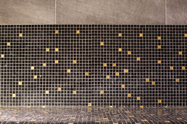 Hamman privée en carrelage, mosaïque, banc, canton de Vaud