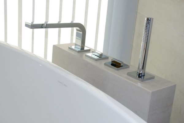Carrelage de salle de bain dans une maison individuelle, baignoire, canton de Vaud