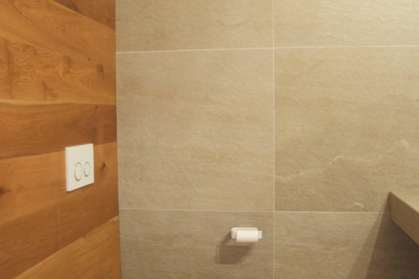 Carrelage de salle de bain dans une maison individuelle, baignoire et sanitaire canton de Vaud
