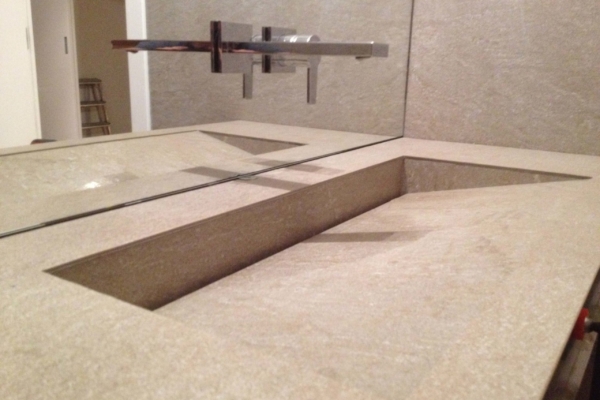 Carrelage de salle de bain dans une maison individuelle, baignoire et sanitaire canton de Vaud