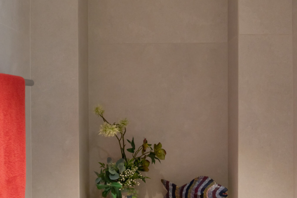 Niche encastrée en carrelage avec rebords en bois. Rénovation à Lutry