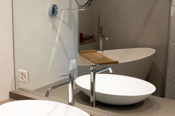Détail d'un angle entre plan et miroir d'une salle de bains rénovée