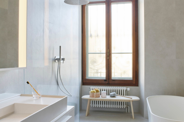 Salle de bains rénovée à Vevey. Douche italienne, baignoire et lumière naturelle