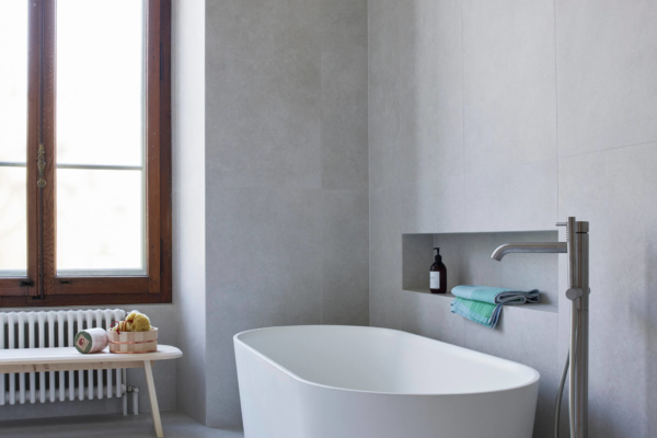 Renovation de salle de bain, carrelage gris et baignoire, fenêtre, Vevey, Vaud