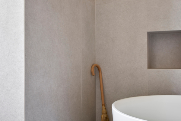 Détail d'une niche et de l'angle d'un mur avec un carrelage gris
