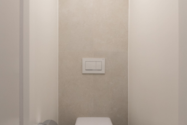 Toilettes avec carrelage grand format dans une salle de bains après Rénovation. Travail effectué à Pully près de Lausanne