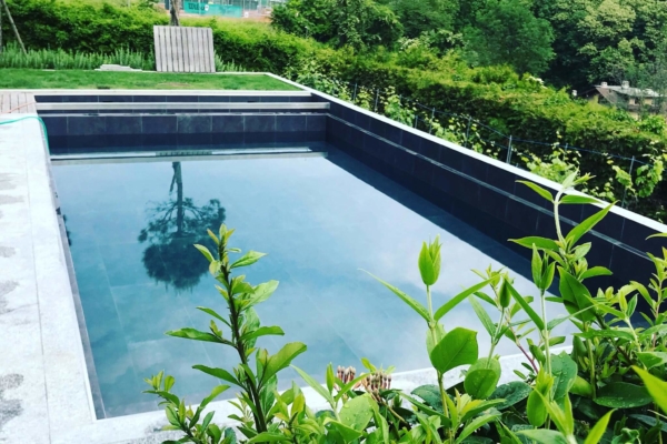 Nos carreleurs ont réalisé un bassin de piscine extérieurmen carrelage. À Pully entre Lutry et Lausanne