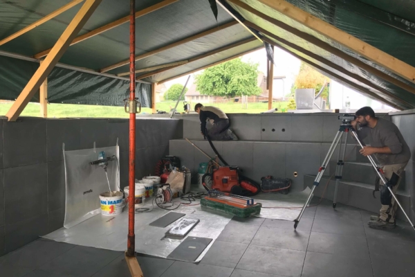 Protection contre les intempéries lors de la pose de carrelage dans une piscine