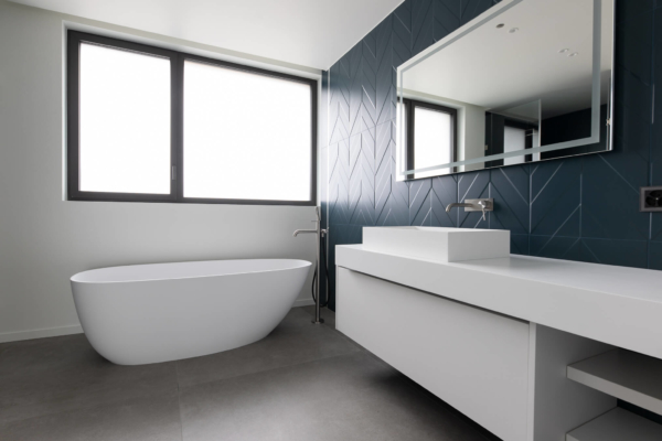 Salle de bain moderne avec carrelage bleu en 3d et mobilier sanitaire blanc