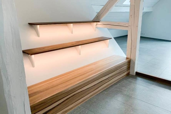 Rénovation d'un appartement. Carrelage, mansarde et banc et en bois