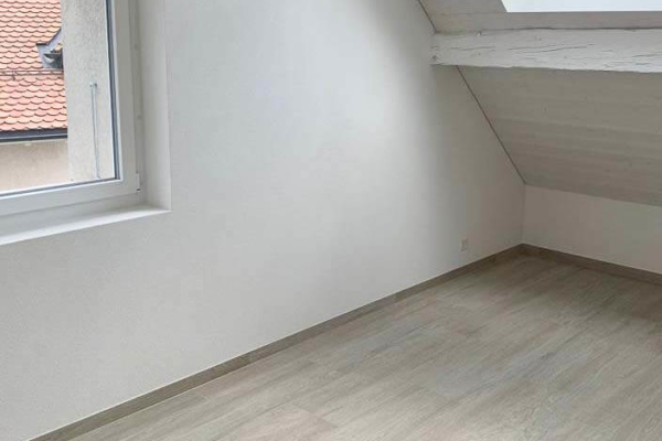 Rénovation appartement carrelage chambre à coucher, carrelage de couleur grise et imitation partquet