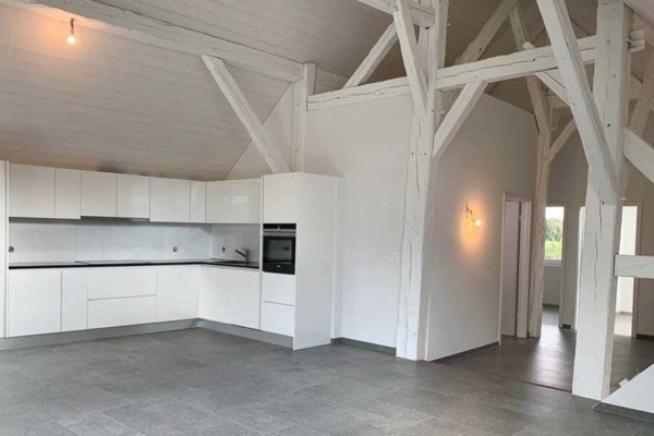 Appartement mansardé et rénové avec carrelage au sol. Cuisine avec carrelage. Lausanne