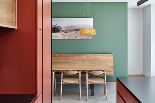 Cuisine avec couleur vive et mobilier en bois