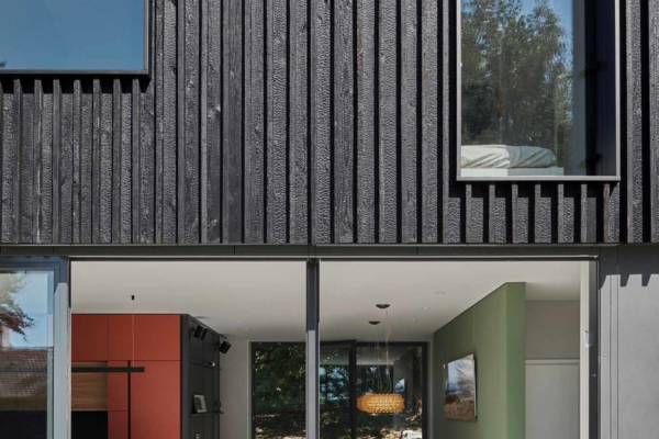 Salle à manger d'une maison d'architecte avec porte fenêtre. Mûr au couleur tendance