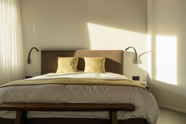 Chambre à coucher avec sol en carrelage effet pierre. Maison d'architecte à Montreux, Vaud.