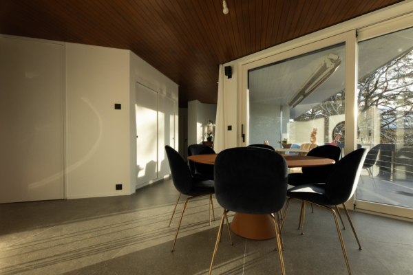 Rénovation d'une maison d'architecte. Nouveaux carrelage pour une salle à manger avec baie vitrée. Rénovation à Montreux, Vaud.