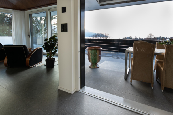 Intérieur et terrasse extérieur en carrelage d'une Villa à Montreux