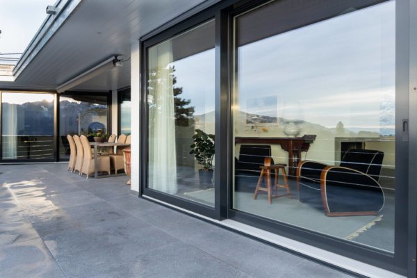 Terrasse en carrelage à Montreux. Continuité de l'espace entre l'intérieur et l'extérieur