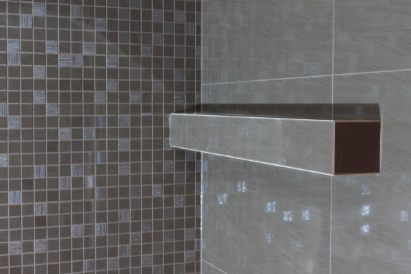 Rebord ou décrochement en carrelage pour mur de salle de bain