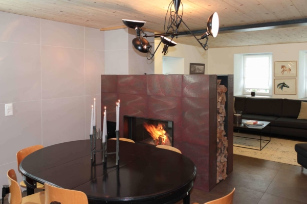 Cheminée en carrelage rouge et salle à manger