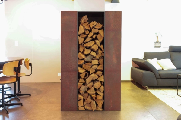 Cheminée en carrelage séparant la salle à manger du salon