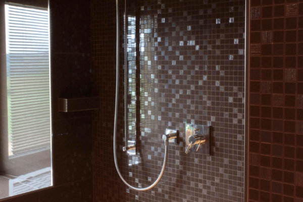 Douche italienne avec carrelage en mosaïque au mur