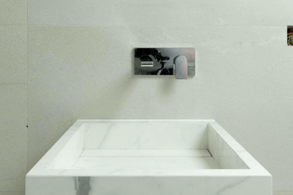 Meuble de lavabo en carrelage pour salle de bain