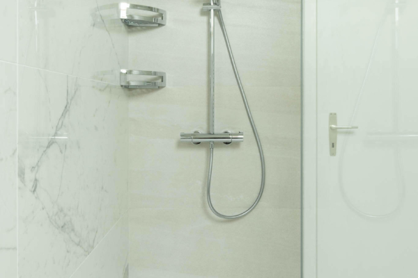 Douche italienne carrelage en imitation marbre calacatta