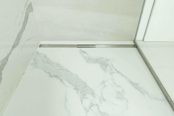 Détail sur la rigole d'une douche italienne
