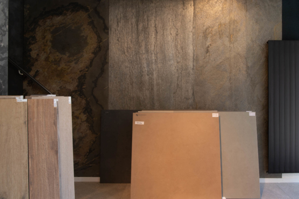 Exemple de mur en pierre naturelle Skinrock à notre lieux d'exposition à Pully