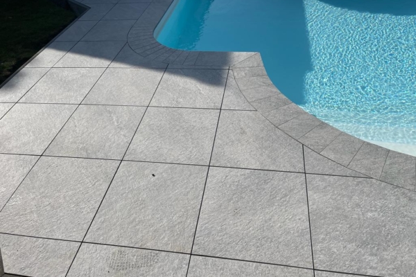 Détails du carrelage. Piscine carrelage de 2cm d'épais