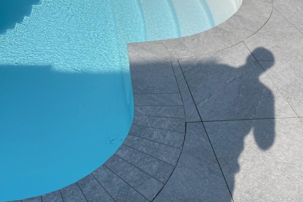 Marche d'escalier et détails des arrondis d'une piscine en carrelage