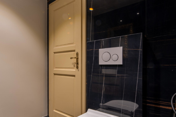 WC dans salle de bains avec carrelage imitation marbre noire