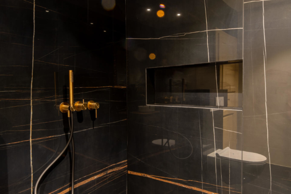 Douche italienne avec carrelage imitation marbre noire