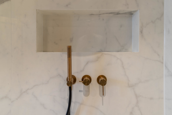 Encarts dans douche italienne en carrelage imitation marbre