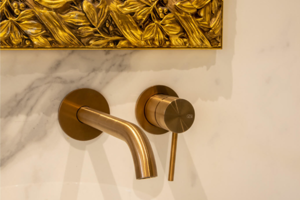 Lavabo de salle de bains rénovées avec douche italienne avec carrelage imitation marbre