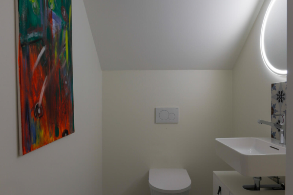 Toilettes avec wc blanc carrelage avec motif au sol et peinture au mur