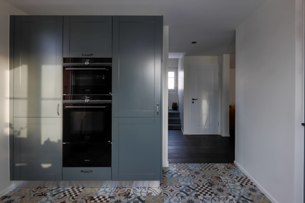 Cuisine rénovée avec carrelage à motif au sol
